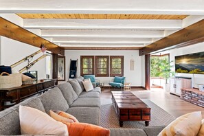 Smart-tv, een open haard, tafelvoetbal en een kantoor