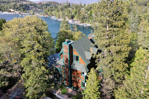 Lake Reflection Point-Upscale Lake View House! 4 Bed/4.5 Bath! Air Conditioning!
