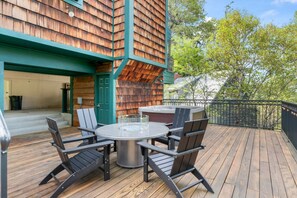 Outdoor dining - Lake Reflection Point-Upscale Lake View House! 4 Bed/4.5 Bath! Air Conditioning! (Lake Arrowhead)