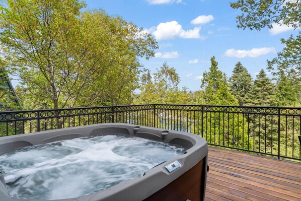 Outdoor spa tub - Lake Reflection Point-Upscale Lake View House! 4 Bed/4.5 Bath! Air Conditioning! (Lake Arrowhead)
