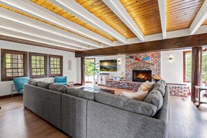 Smart-tv, een open haard, tafelvoetbal en een kantoor