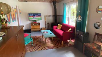 Smart TV, fireplace, stereo