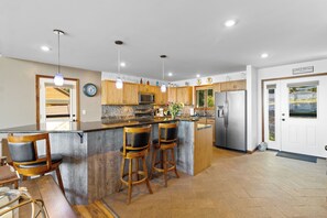 冷蔵庫、電子レンジ、オーブン、コンロ