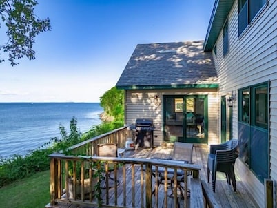 Hatetoquitit, oceanfront home in Owls Head