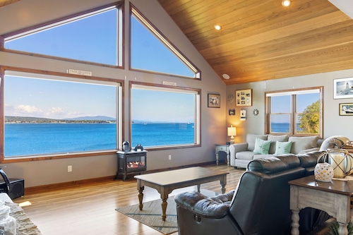 Lookout on Waters Edge - Oceanfront home in Owls Head; 3BR, dog-friendly