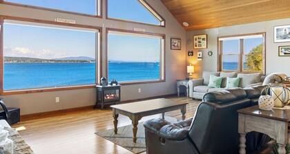 Lookout on Waters Edge - Oceanfront home in Owls Head; 3BR, dog-friendly