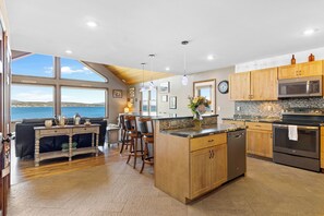 Kylskåp, mikrovågsugn, ugn och spishäll