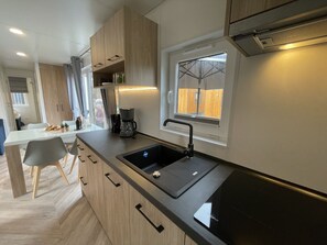 Fridge, cookware/dishes/utensils