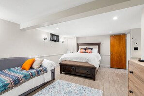 3 makuuhuonetta, työpöyt�ä, silitysrauta/-lauta, vauvan matkasänky