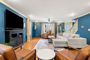 Älytelevisio, takka, kirjoja, tulostin