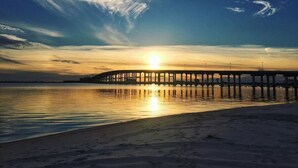 Muelles que se adentran en aguas tranquilas al atardecer, bajo un cielo despejado.