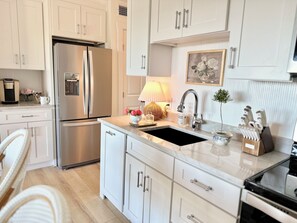 Een koelkast, een microgolfoven, een oven, een kookplaat