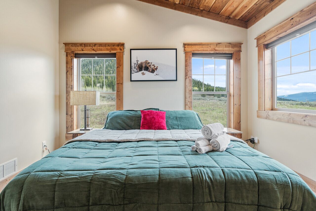 3 bedrooms, desk, iron/ironing board, travel crib