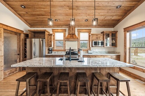 Grizzly Lodge | Luxe w/ Hot Tub, Fire Pit, Mins to Yellowstone!