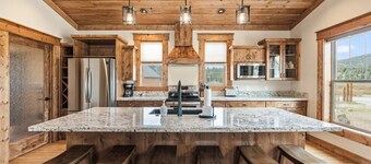 Grizzly Lodge | Luxe w/ Hot Tub, Fire Pit, Mins to Yellowstone!