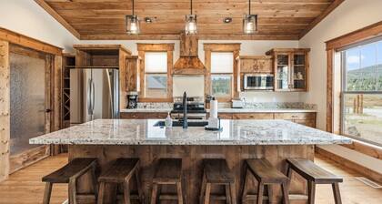 Grizzly Lodge | Luxe w/ Hot Tub, Fire Pit, Mins to Yellowstone!