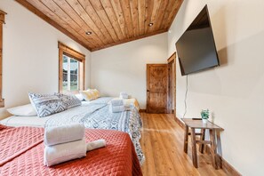3 soverom, skrivebord, strykejern/-brett og reiseseng for barn