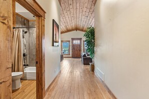 Een haardroger, handdoeken