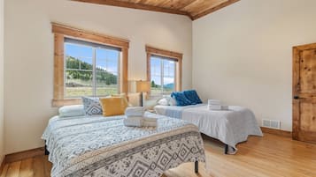 3 Schlafzimmer, Schreibtisch, Bügeleisen/Bügelbrett, Reisekinderbett