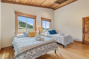 3 bedrooms, desk, iron/ironing board, travel crib