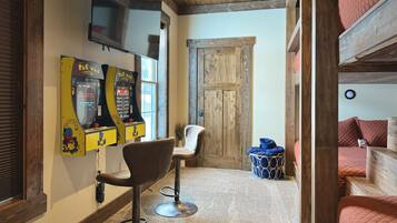 5 slaapkamers, een strijkplank/strijkijzer, reisbedje, wifi