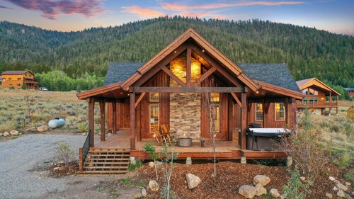 Mountain Ranch | 15min to Yellowstone, Hot tub, Views, AC, Fire Pit!