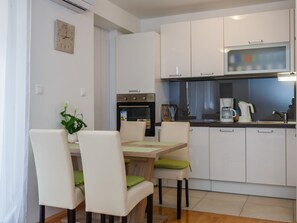 Fridge, oven, dishwasher, cookware/dishes/utensils - Apartment Ružica by Interhome (Kaštela)