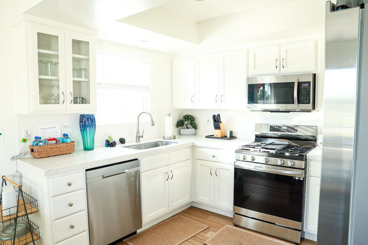 Køleskab, mikrobølgeovn, ovn, kogeplade