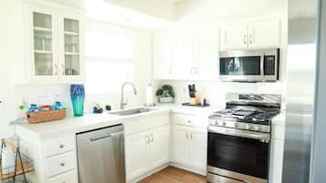 Køleskab, mikrobølgeovn, ovn, kogeplade