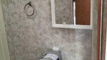 Håndklær, såpe og toalettpapir