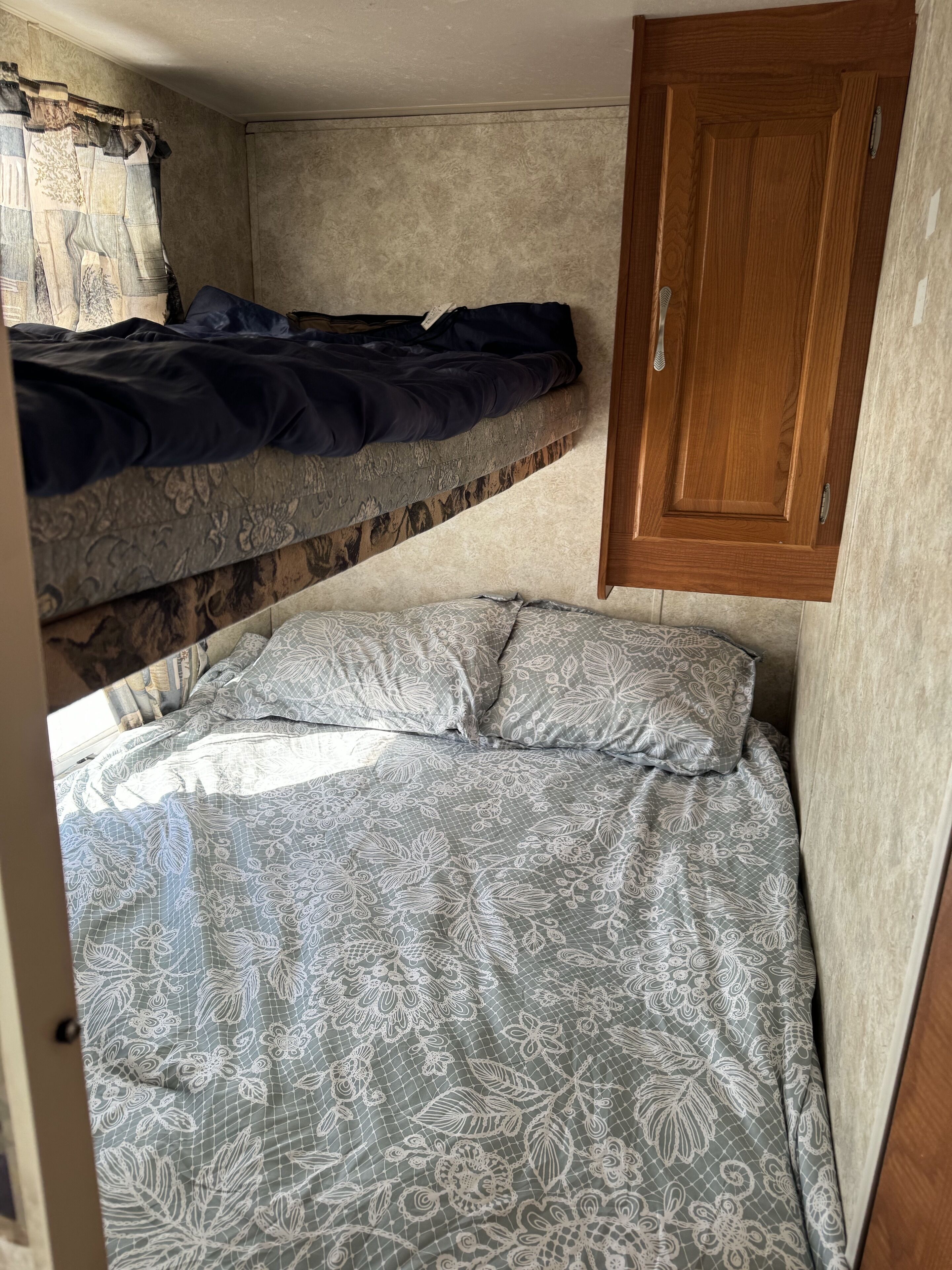 1 bedroom, bed sheets