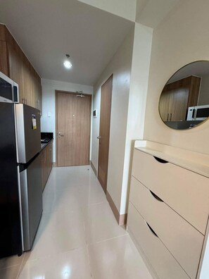Fridge, microwave, stovetop, electric kettle - Family suite with 1 bedroom and balcony, stay with us at SMDC Shore 3 Residences (Pasay)