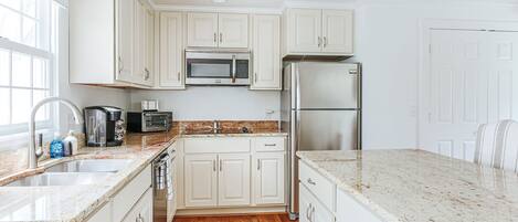 Refrigerador, microondas, cafetera/tetera, tostadora