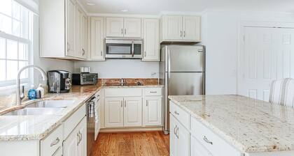 The Cottage at Batten Green, Beautiful Farm Views, 5 mins to DT Staunton, Pet-Friendly!