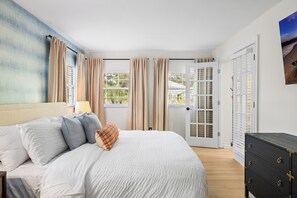 4 soverom, skrivebord, strykejern/-brett og reiseseng for barn