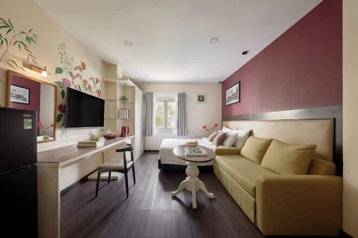 Premium bedding, in-room safe, desk, laptop workspace