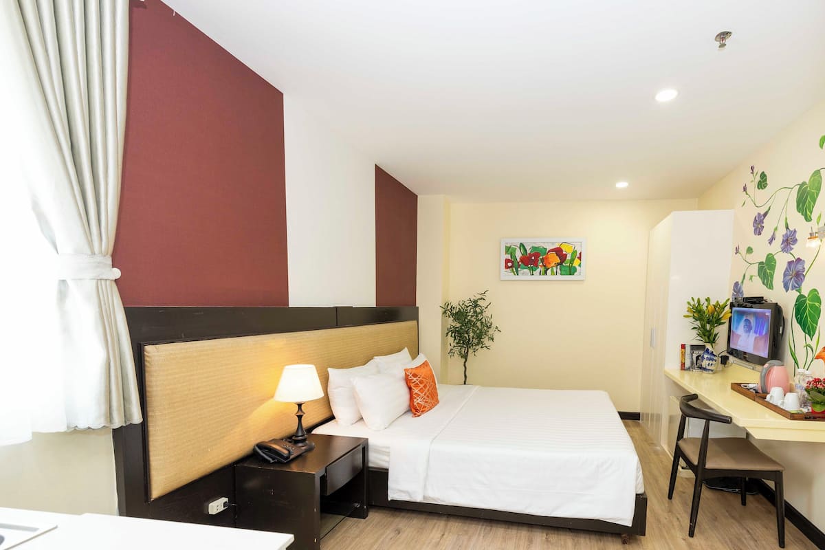 Premium bedding, in-room safe, desk, laptop workspace