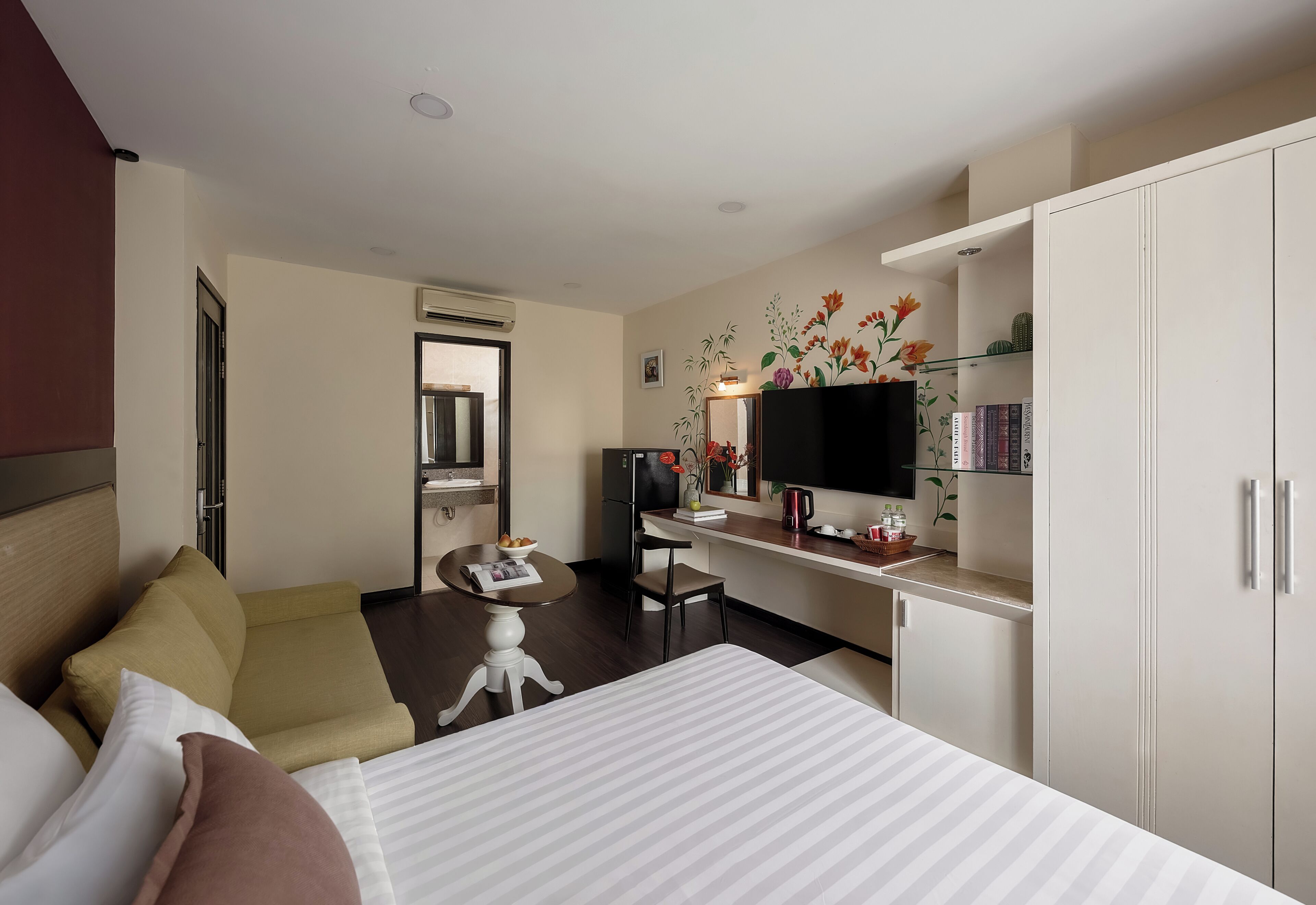 أغطية فراش متميزة وخزنة داخل الغرفة ومكتب ومساحة عمل للكمبيوتر المحمول