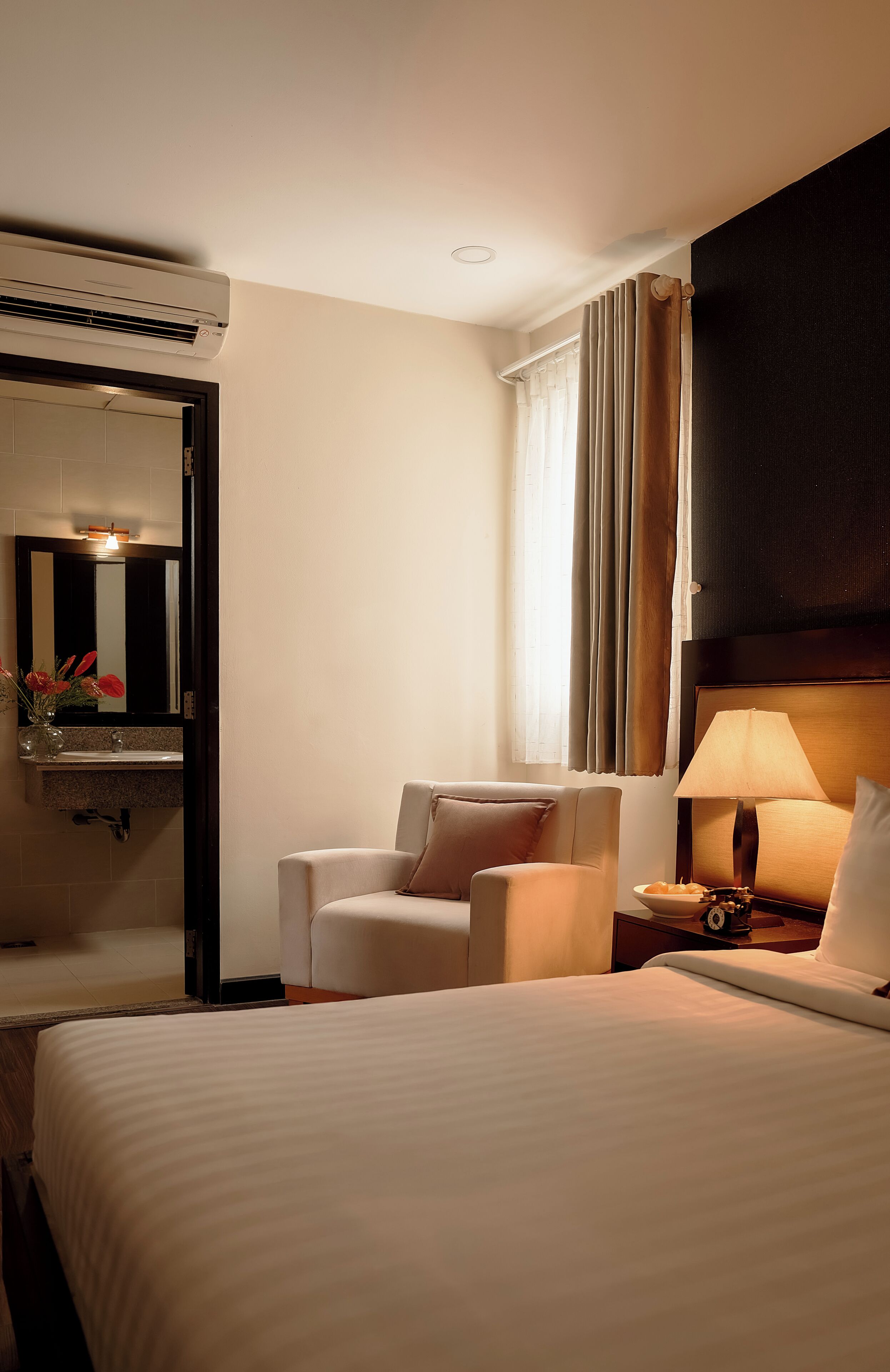 أغطية فراش متميزة وخزنة داخل الغرفة ومكتب ومساحة عمل للكمبيوتر المحمول