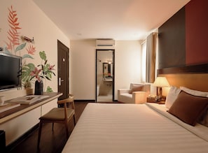 Premium bedding, in-room safe, desk, laptop workspace