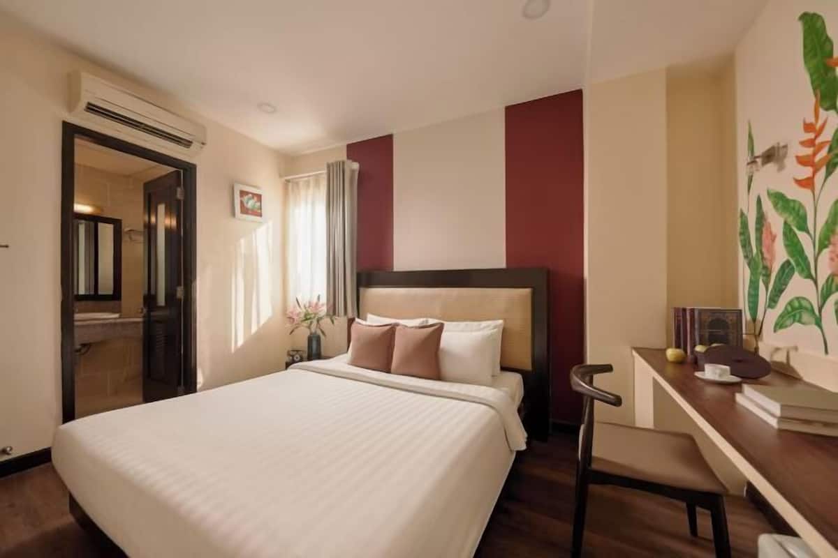 Premium bedding, in-room safe, desk, laptop workspace