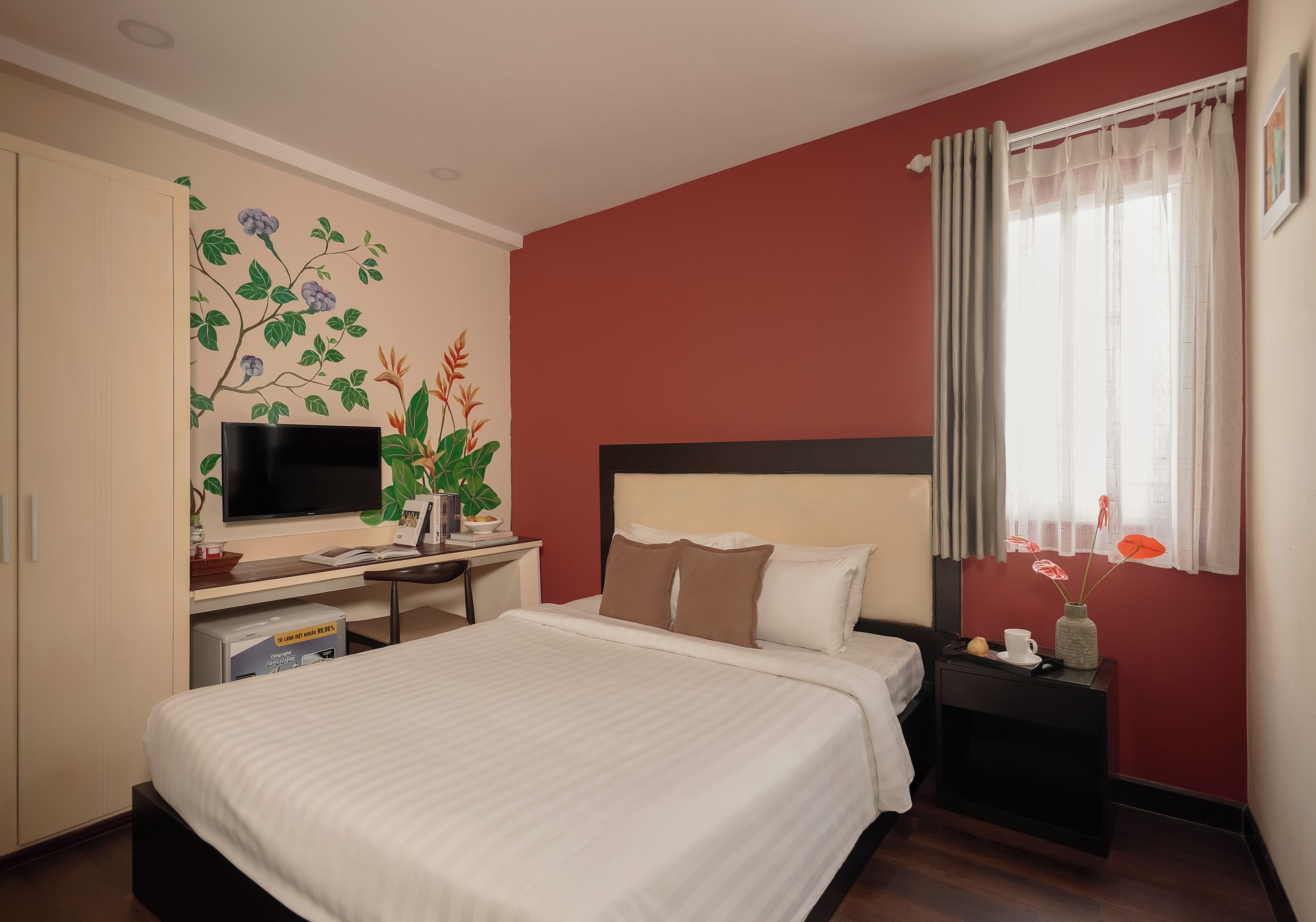 أغطية فراش متميزة وخزنة داخل الغرفة ومكتب ومساحة عمل للكمبيوتر المحمول