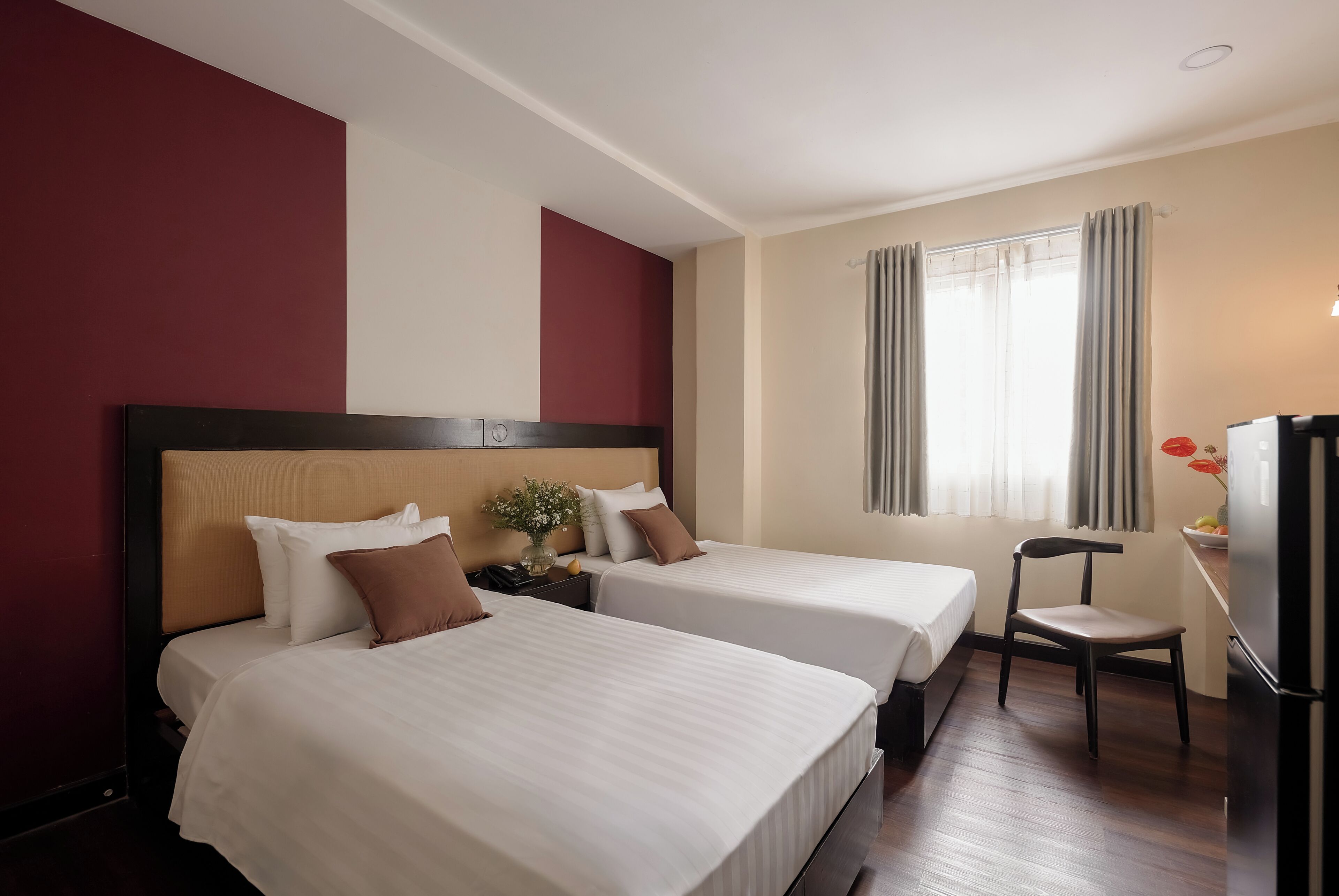 أغطية فراش متميزة وخزنة داخل الغرفة ومكتب ومساحة عمل للكمبيوتر المحمول