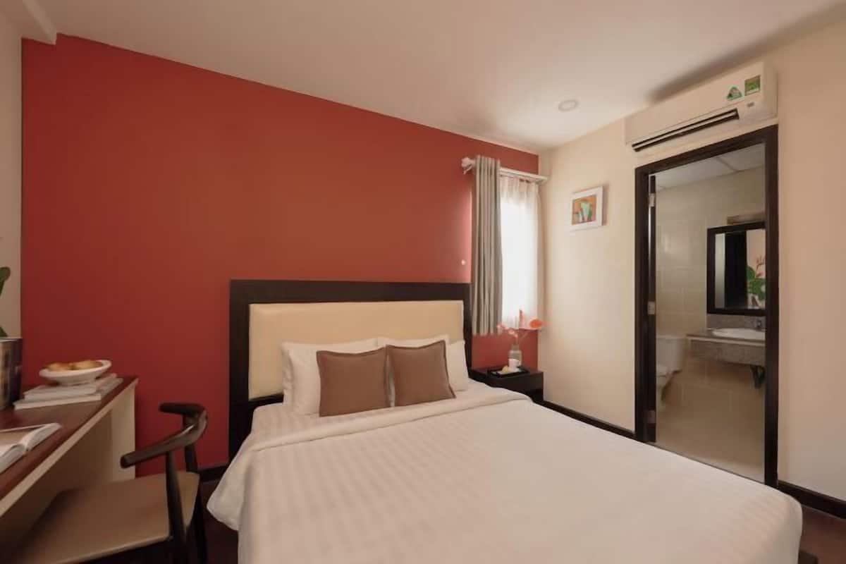 Premium bedding, in-room safe, desk, laptop workspace