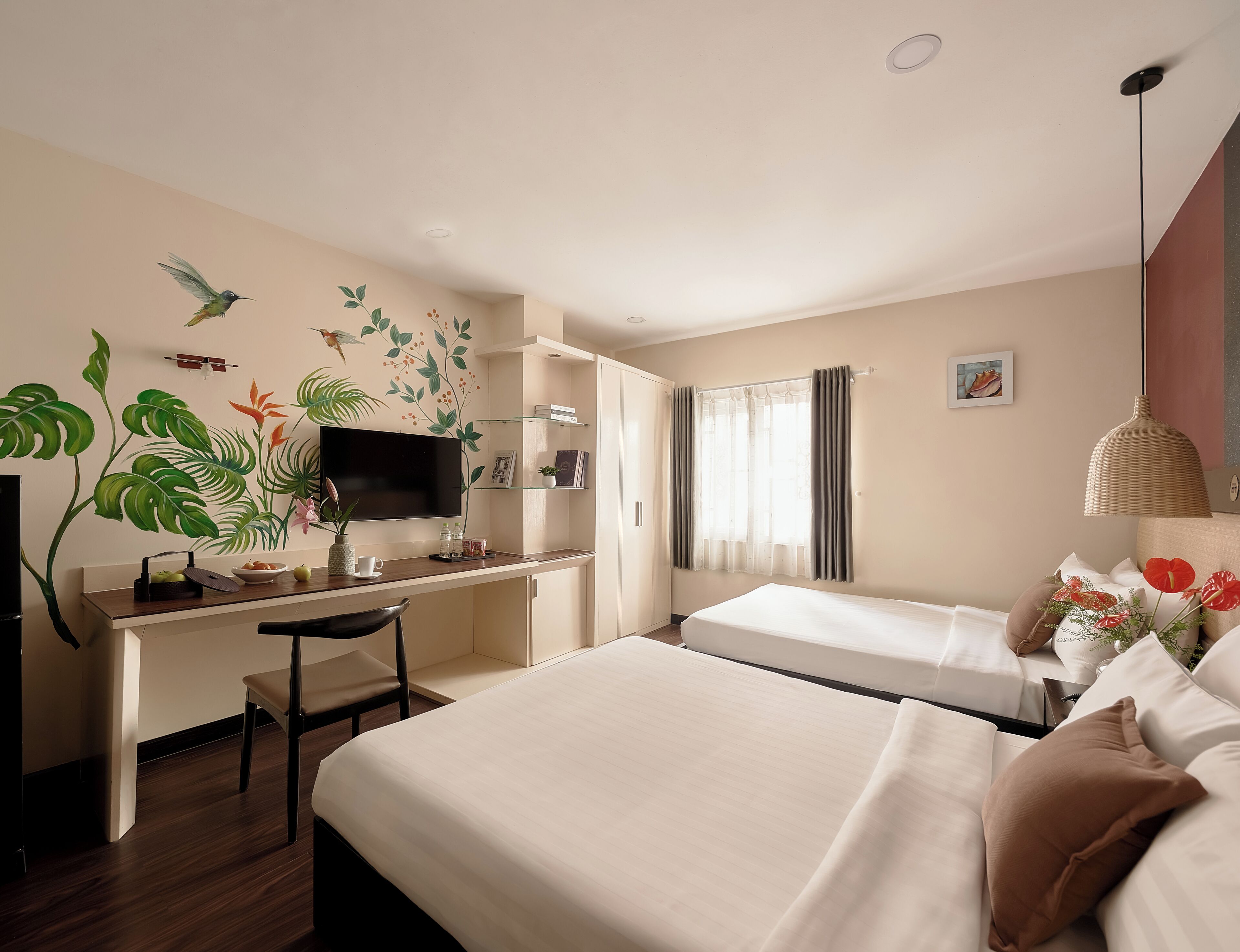 أغطية فراش متميزة وخزنة داخل الغرفة ومكتب ومساحة عمل للكمبيوتر المحمول