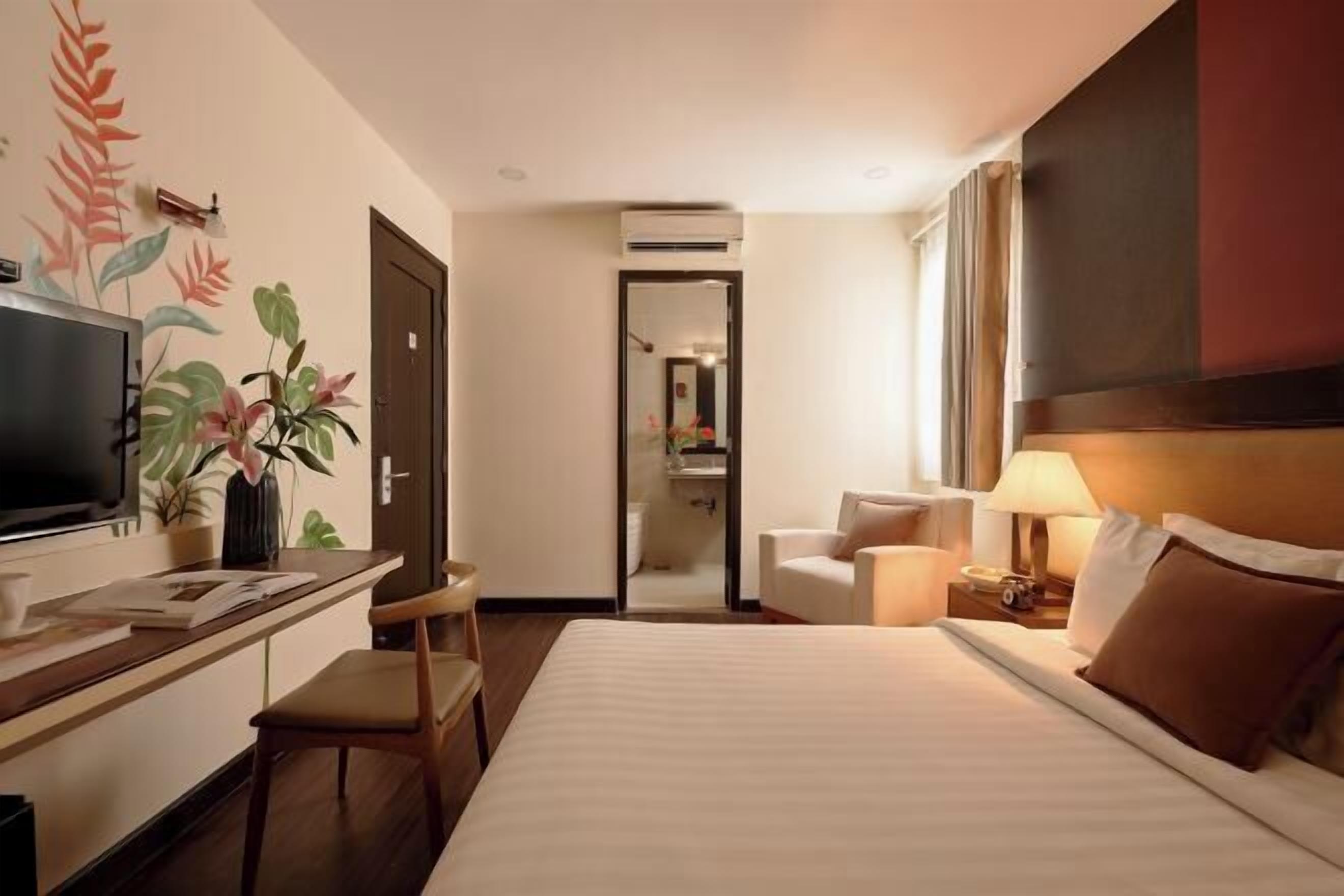 أغطية فراش متميزة وخزنة داخل الغرفة ومكتب ومساحة عمل للكمبيوتر المحمول