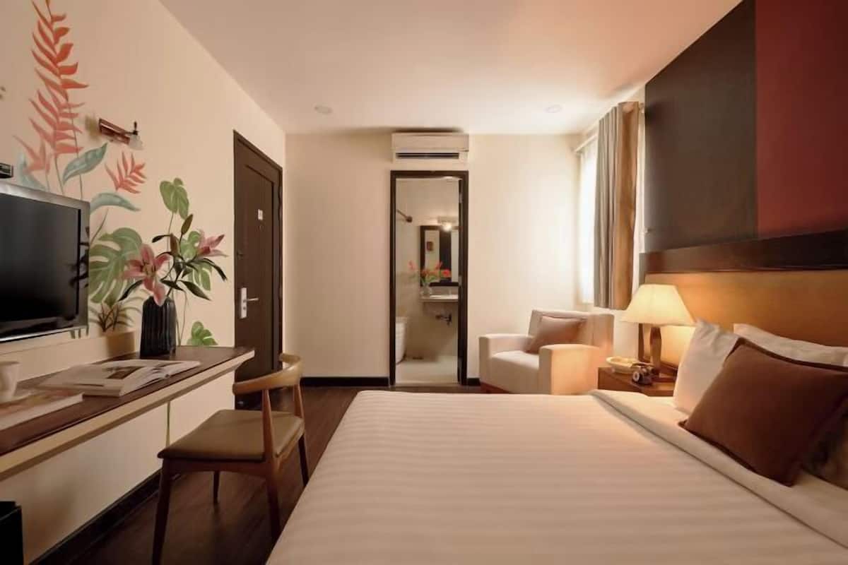 Premium bedding, in-room safe, desk, laptop workspace