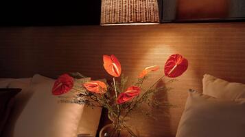 Familie vierpersoonskamer, uitzicht op stad | Luxe beddengoed, een kluis op de kamer, een bureau, een laptopwerkplek