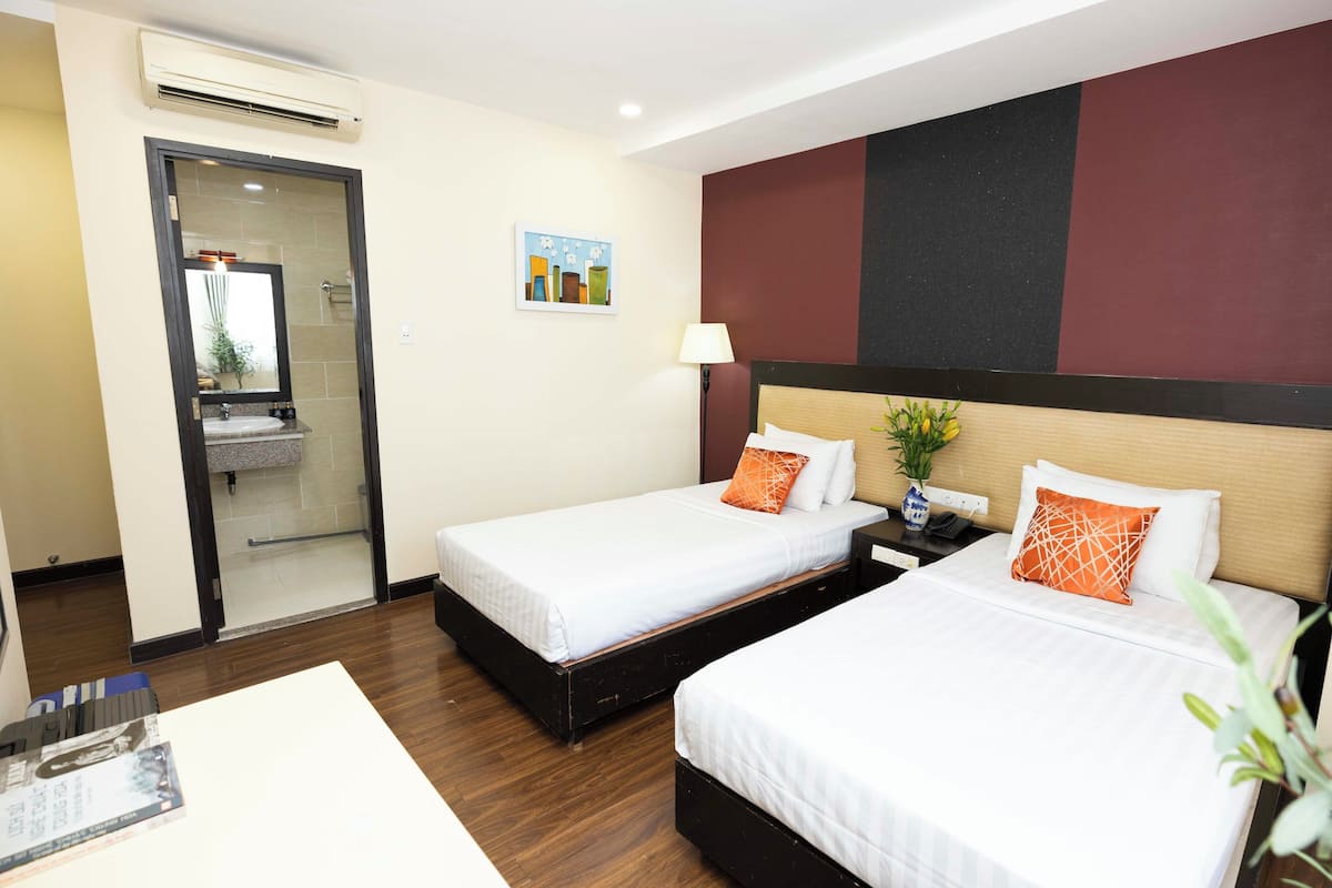 Deluxe Double Room, 1 Queen Bed, Garden View | Premium bedding, in-room safe, desk, laptop workspace