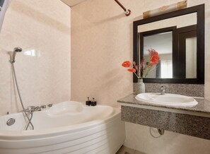Quarto casal premium, vista para a cidade | Banheiro | Chinelos, toalhas de banho